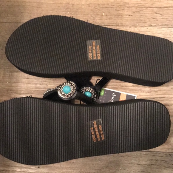 Black with pearl and turquoise stone thong sandal - Picture 3 of 3
